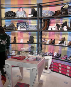 品牌鞋店定制展示臺的設計與價值解析